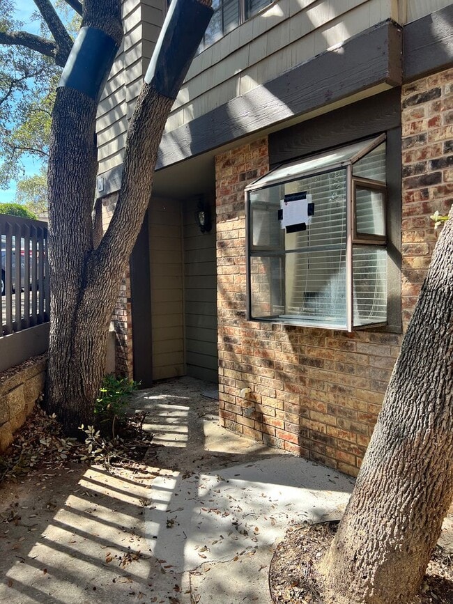 Foto del edificio - Edgecliff Downstairs 2/1.5 Unit