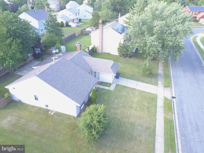 Foto del edificio - 13 Chandler Ln
