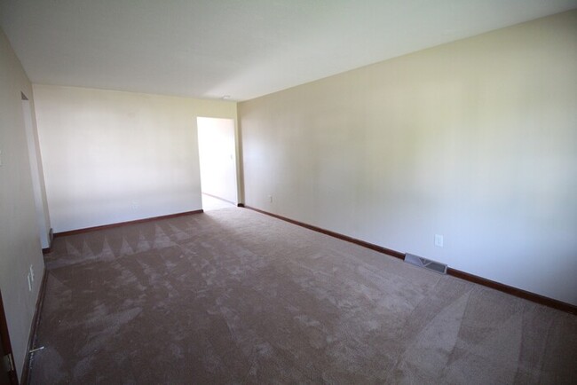 Building Photo - Beautiful 2 bedroom ranch condo!