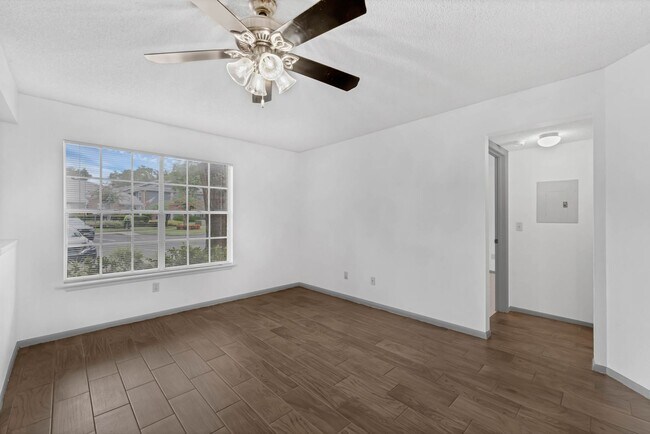 Building Photo - First Floor 2/2 Condo with private back in...