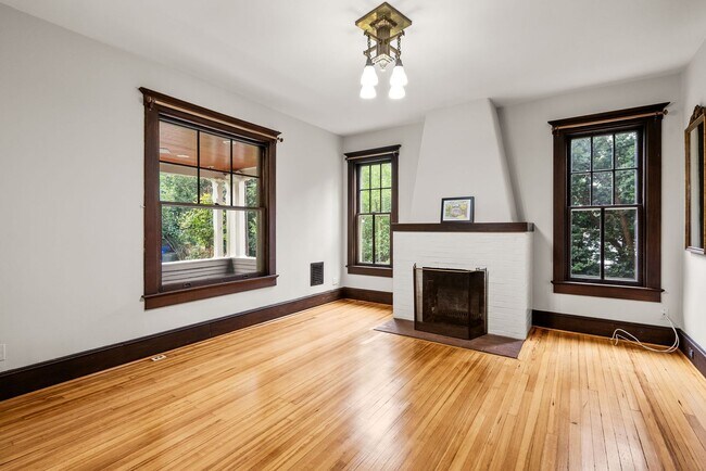 Building Photo - 4 Bed 3.5 bath - Kensington Victorian - Mo...