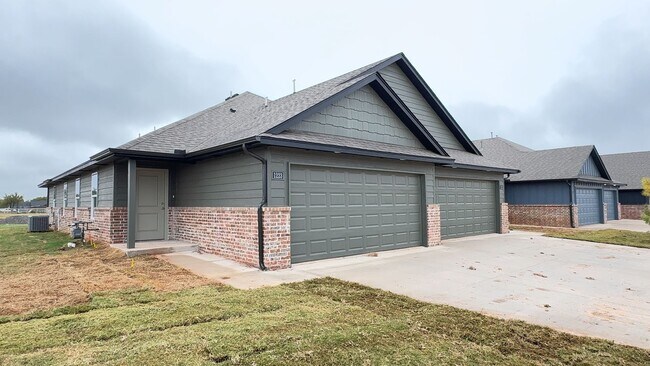 Building Photo - 3 Bedroom 2 Bath 2 Car Garage Duplex in Great location close to the Broadway Extension and 8 minu...
