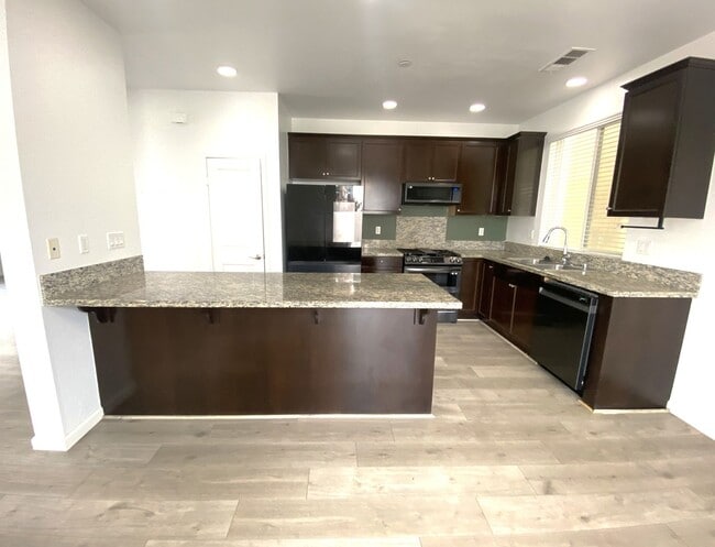 Building Photo - 4 Bdrm Parkside Village Gem -  2 weeks fre...
