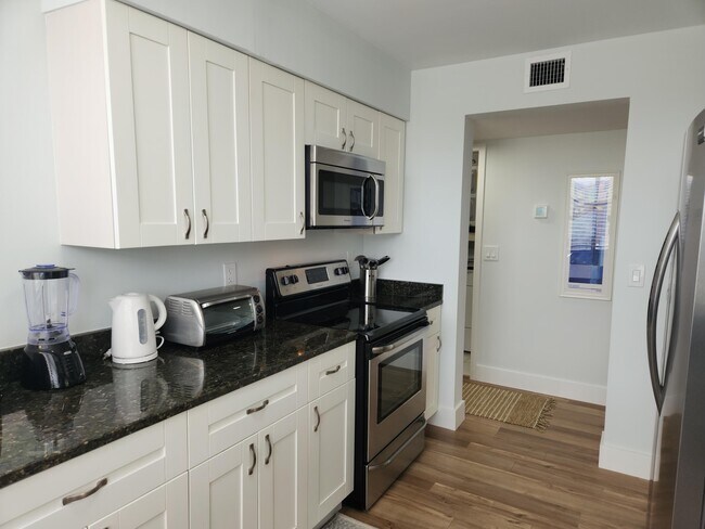 Building Photo - 825 Egret Cir