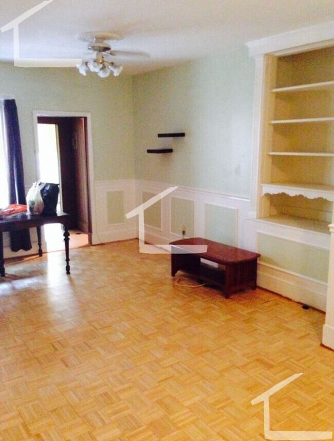 Foto del edificio - Large 3 bed unit right in front of the Green Line.