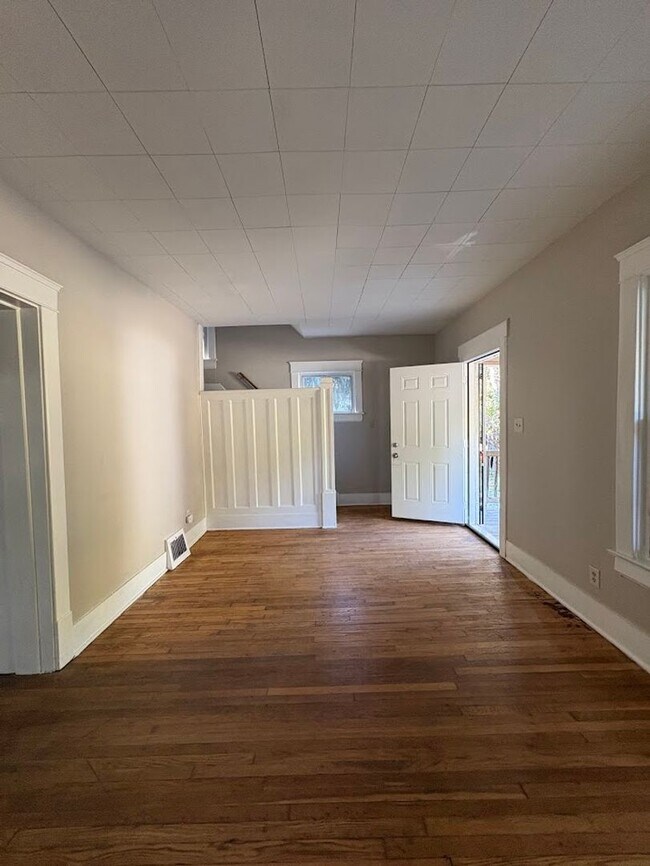 Foto del edificio - Four bedroom one bathroom home for rent