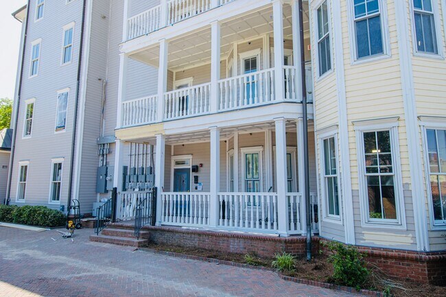 Foto del edificio - Modern Comfort Meets Historic Character in...
