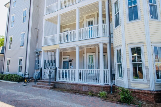 Building Photo - Sophisticated Downtown Living with Histori...