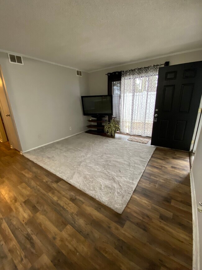 Foto del edificio - 950 Forestbrook Rd