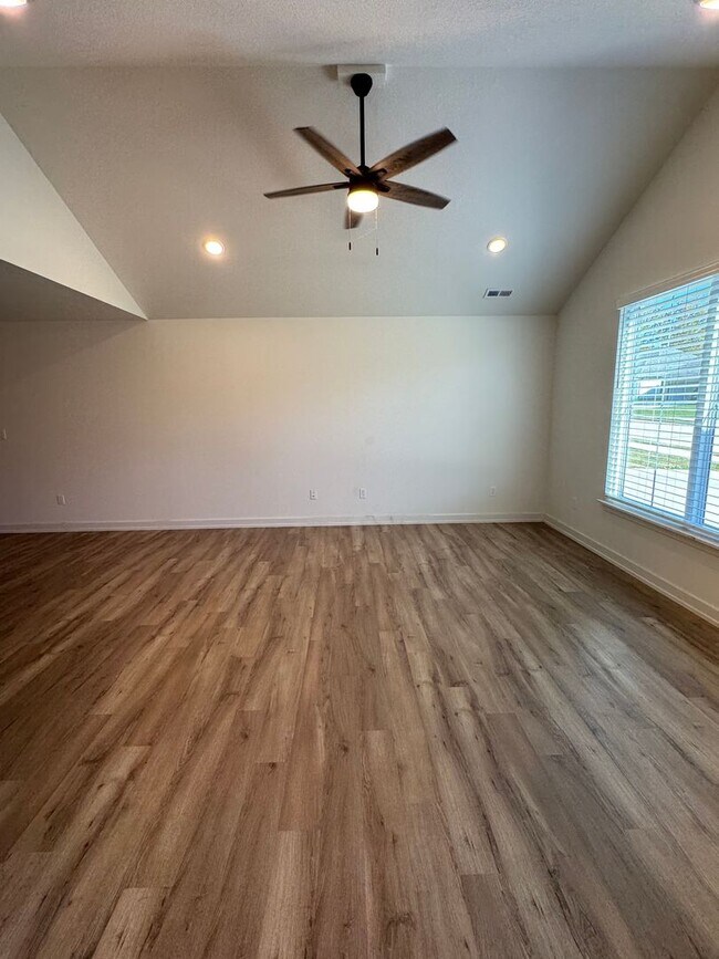 Foto del edificio - 3 bedroom 2 bath house