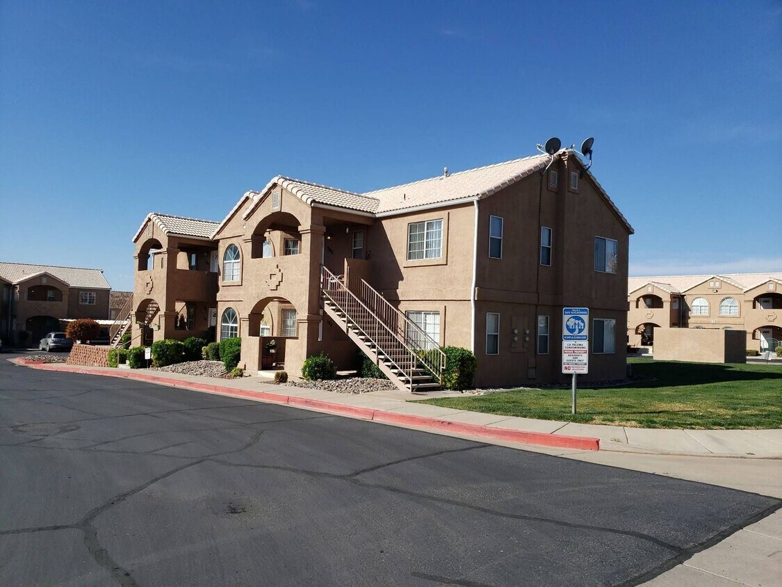 Foto del edificio - DOG-FRIENDLY, 2-Bed, 2-Bath Townhome