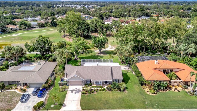 Foto del edificio - Luxury 5 Bed/4 Bath Pool Home on a Golf Course in Central Sarasota