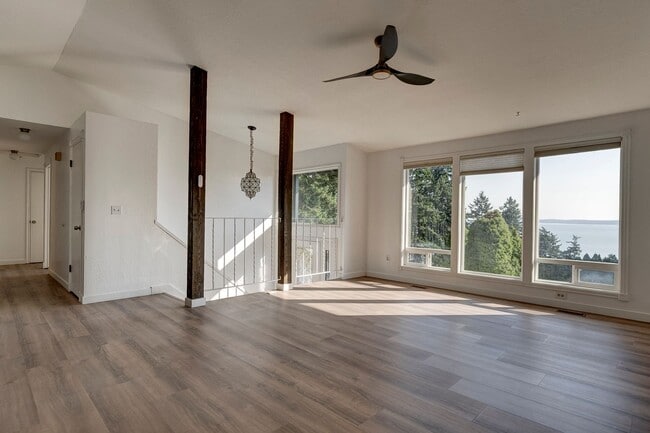 Building Photo - Beautifully Updated 3+ Bedroom Water View ...
