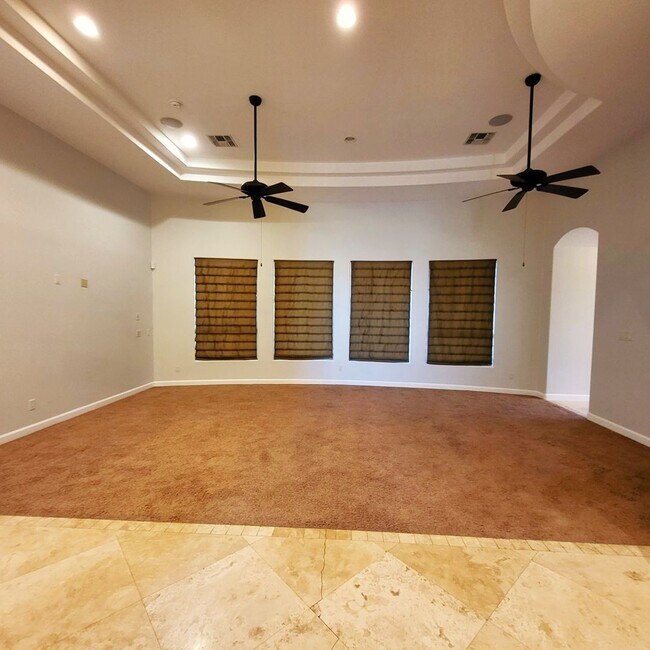 Foto del edificio - BEAUTIFUL HOME ON HUGE LOT!