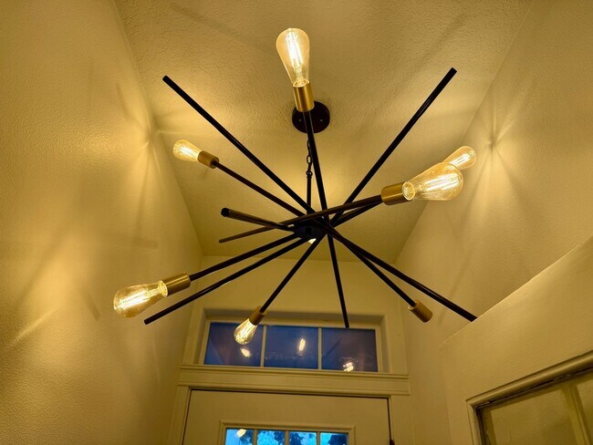 Building Photo - Super Crisp 3 bedroom w/ Fantastic 4 Season Outdoor Space