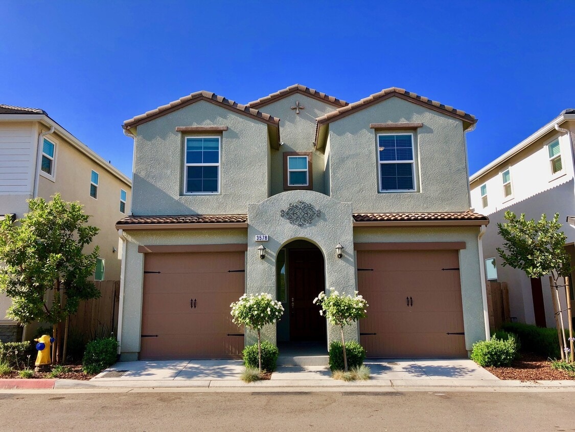 Primary Photo - $2,250 Barstow & DeWolf 3 Bedroom - Commun...