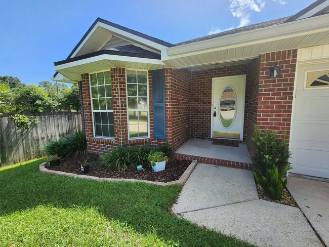 Building Photo - Stunning all-brick 3/2 split floorplan, lo...