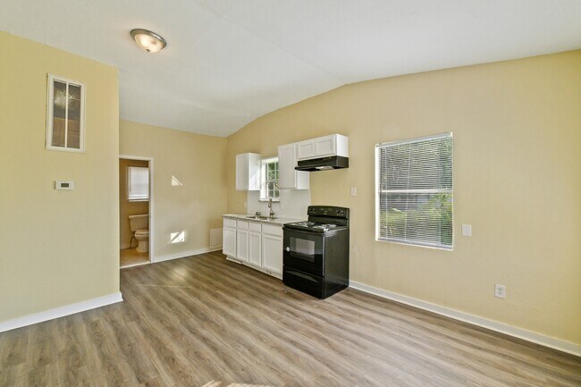 Foto del edificio - 10001 Lucore St