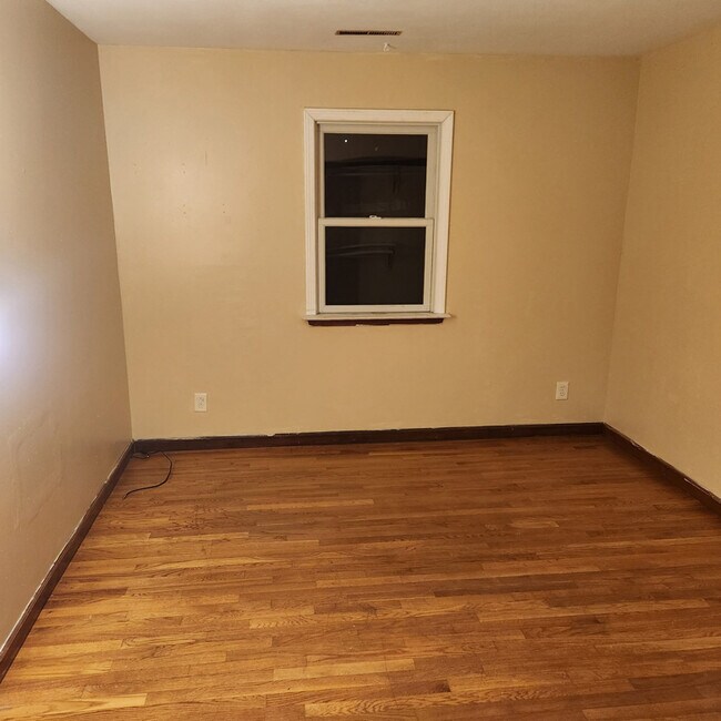 Foto del edificio - 7 Bryson Ave