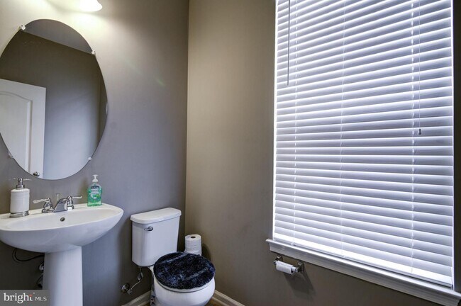 Building Photo - 18 Finial Way