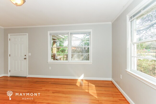 Building Photo - Comfortable Three-Bedroom Home