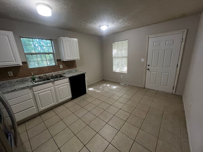 Foto del edificio - 2 Bedroom/2 Bath Duplex Perfect for Roommates