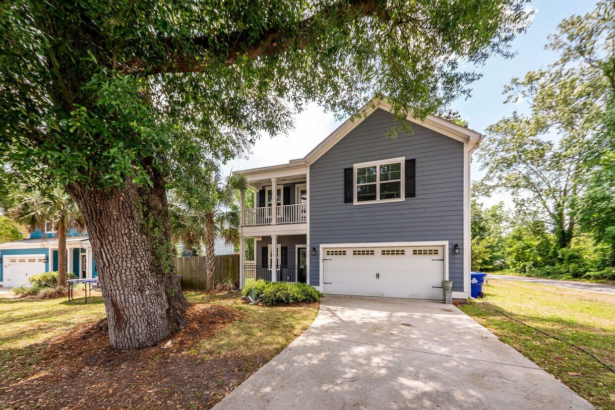 Foto principal - 3 Bedroom 2.5 Bath Single Family Home in F...