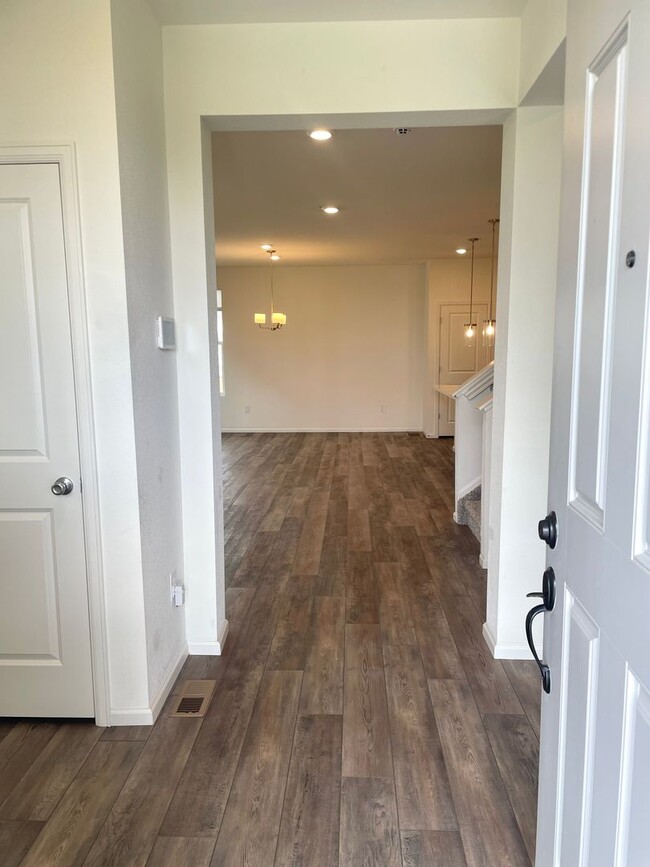 Building Photo - Beautiful 4bd 3.5 bath townhome for rent