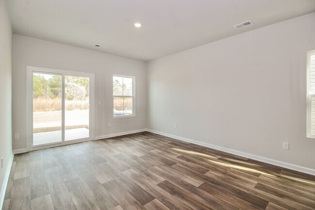 Foto del edificio - $500 Off 1st Month's Rent - 4 Bdrm/3 Bath, Brand New Townhome in Ocean Isle
