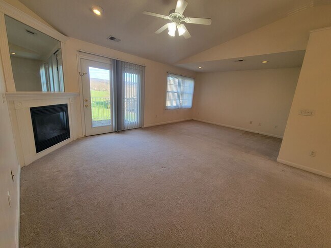 Building Photo - 3 Bedroom, 2 Bath Condo located on the Mou...