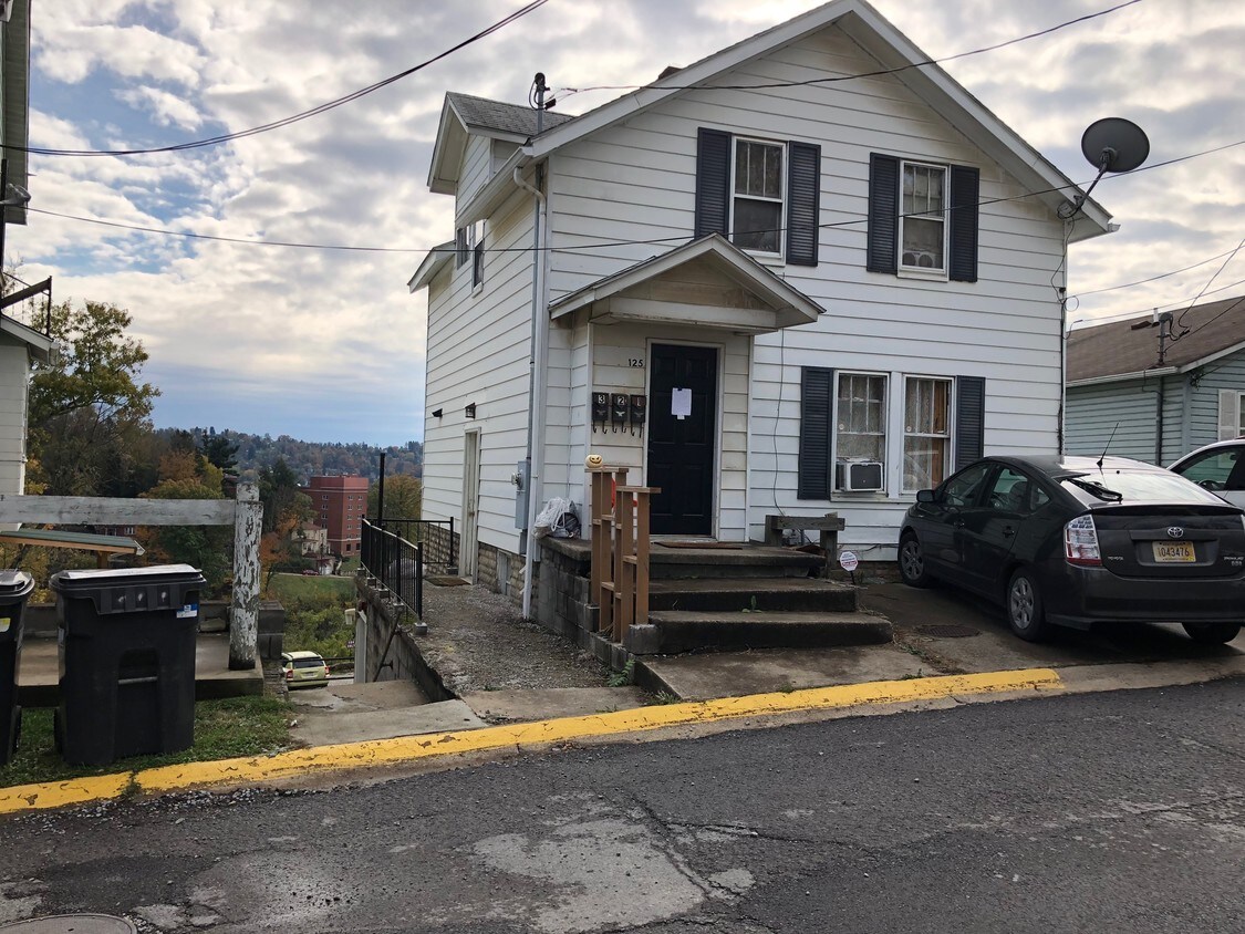 Primary Photo - 125 Lorentz St