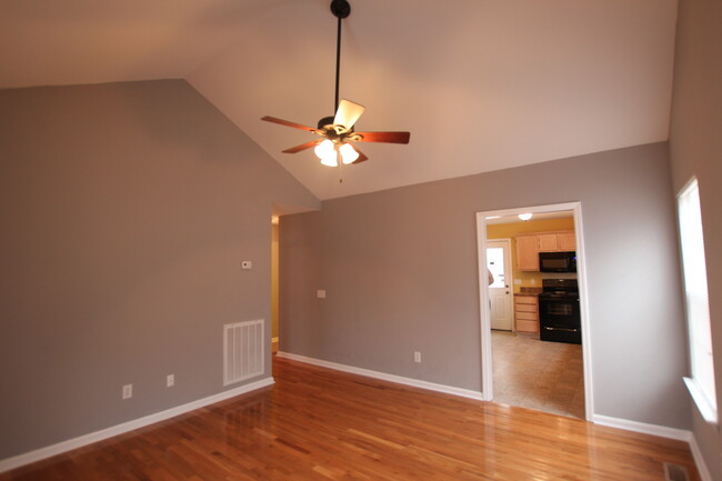 Living room - 100 Rothwood Ct