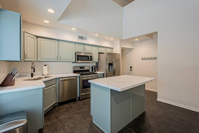 Building Photo - 7829 PHX  Modern 3 story | 3 Bed - 3 En Su...