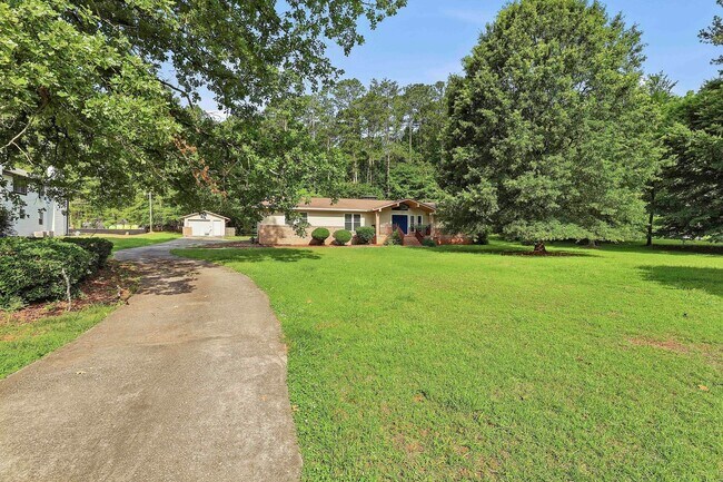 Foto del edificio - Spacious 3BR Home on Large Lot with Detached Garage in Fayette County