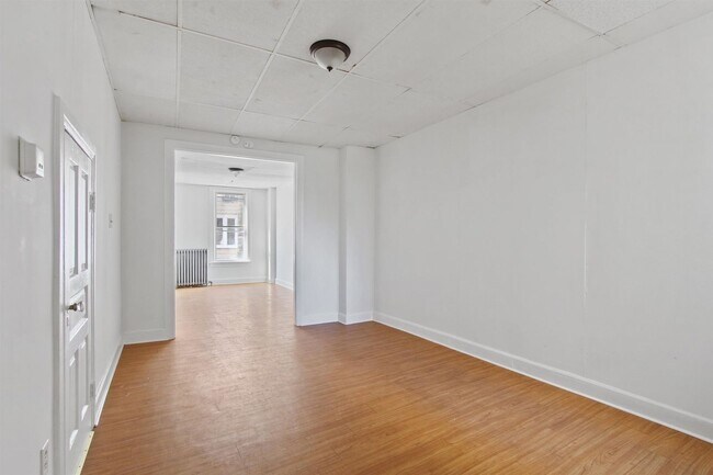 Foto del edificio - Spacious 5 Bedroom, 1 Bath Home!