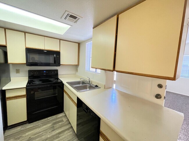 Building Photo - 1 Bedroom/1 Bath community pool NEW CARPET...