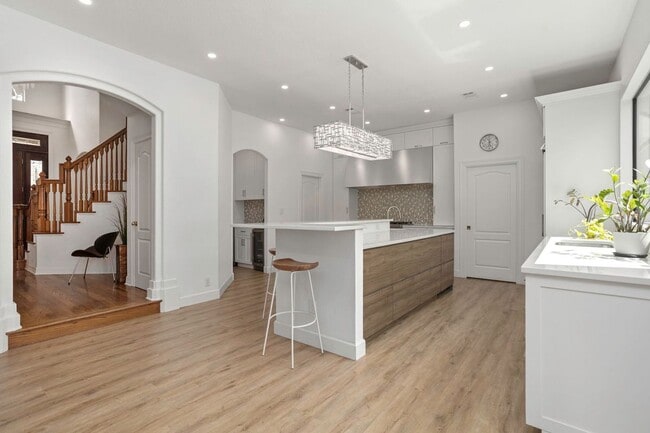Building Photo - 1816 Winding View