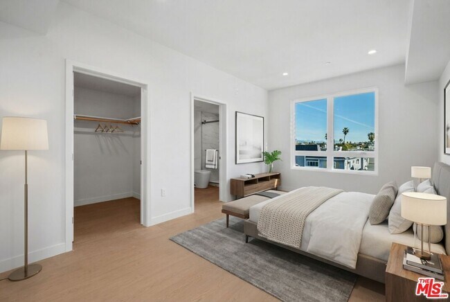 Foto del edificio - 1717 Winona Blvd