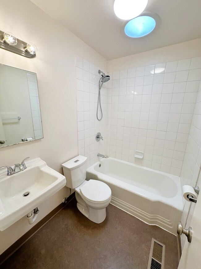 Foto del edificio - Great Location! 2-Bedroom House with garag...