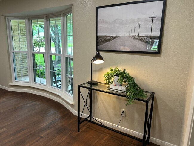 Foto del edificio - Updated 4 Bedroom Corner Lot in Woodway