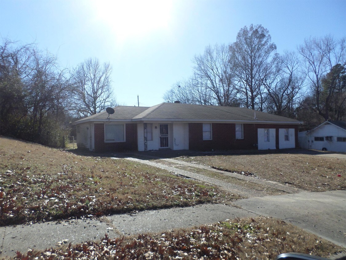 Primary Photo - 1401 Rolling Hills Dr
