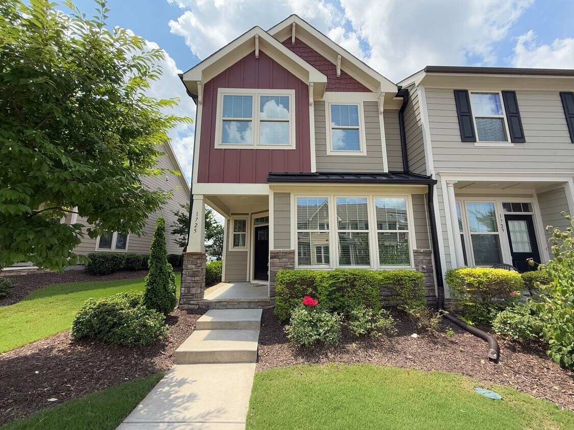 Primary Photo - Stunning 3BD, 2.5BA End Unit Townhome in t...
