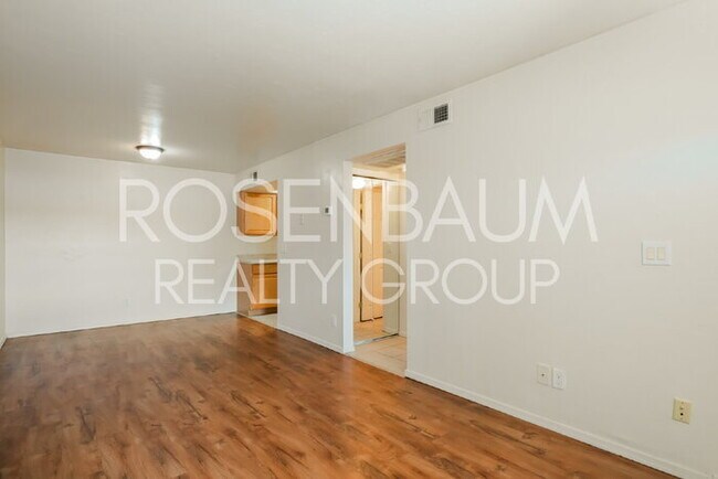 Building Photo - Spacious 1-bedroom, 1-bath downstairs apar...
