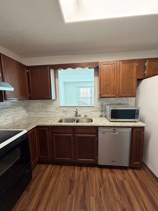 Foto del edificio - Maryville 37801 - 2 bedroom, 1.5 Condo with a 1-car garage - Contact Ed Johnson (865) 924-5045