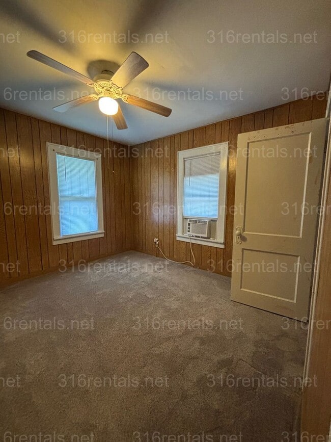 Foto del edificio - Two bed one bath available NOW!