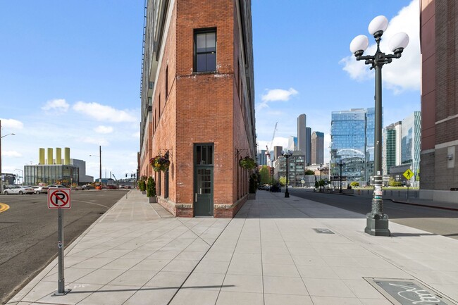 Building Photo - Hip Urban Retreat in Sought-After Pioneer ...