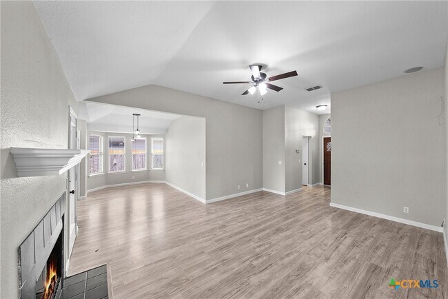 Foto del edificio - 104 Harvest Ln