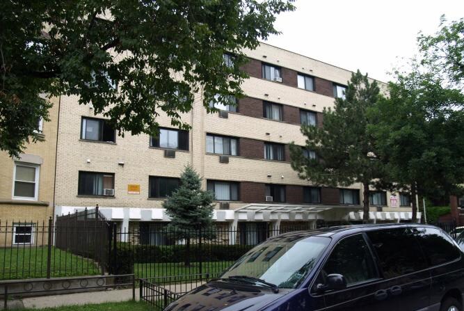5833 N Kenmore Ave - The Kenmore Court