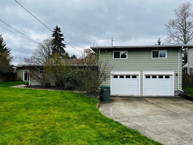 Building Photo - 4 Bedroom East Bremerton with Large Yard