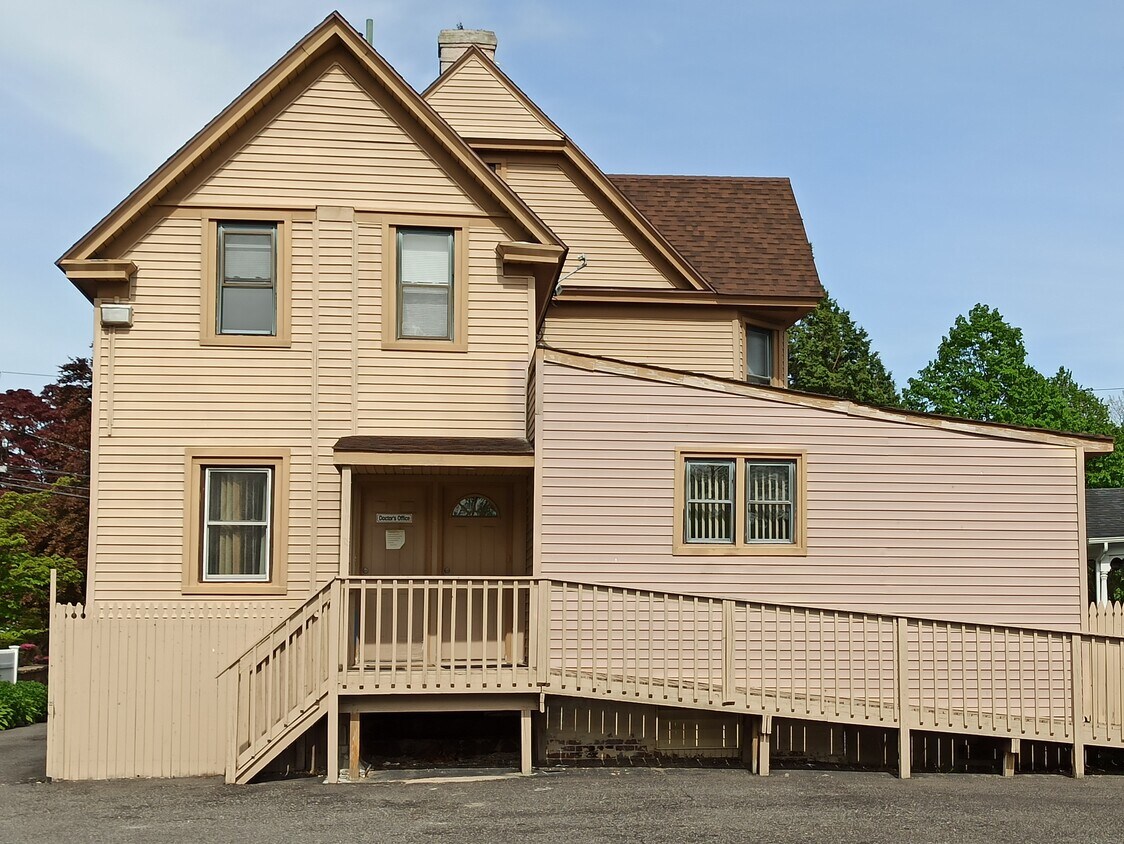 Primary Photo - 28 S Carll Ave